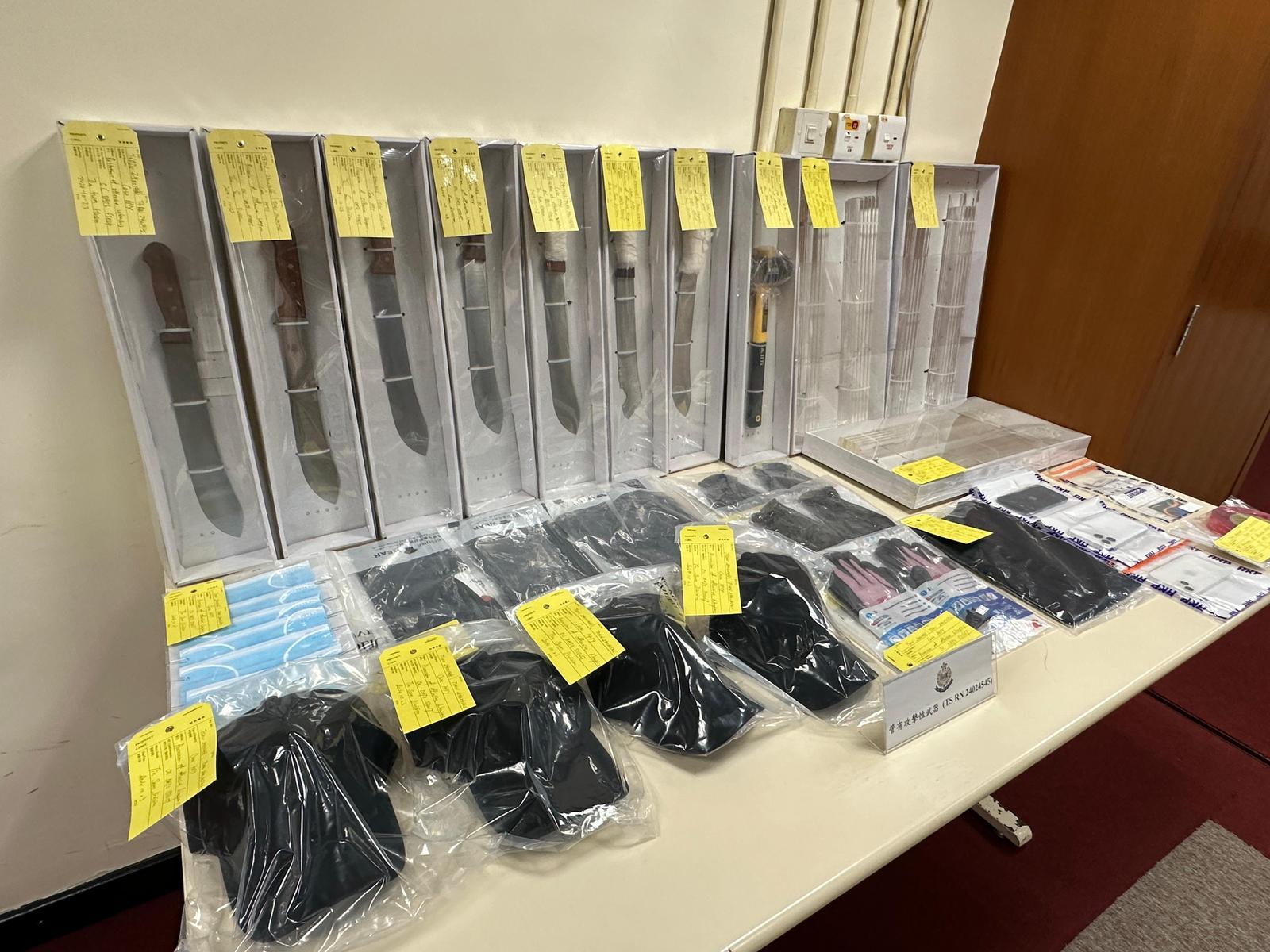 警方昨日截查一輛七人車,檢大批攻擊性武器,一名男子涉嫌「藏有攻擊性武器」被捕。