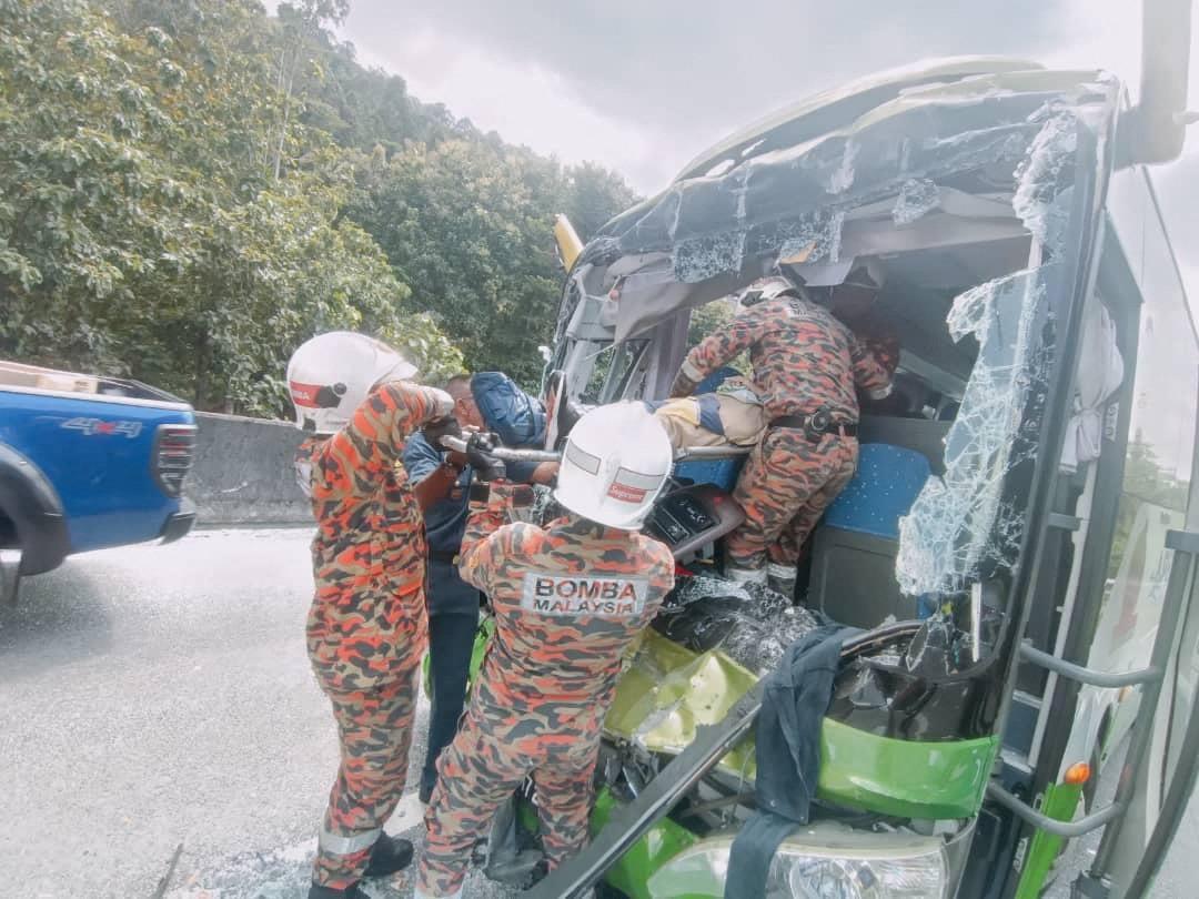 馬來西亞霹靂州出現交通意外,涉事旅遊巴車頭盡毀。(路透社)