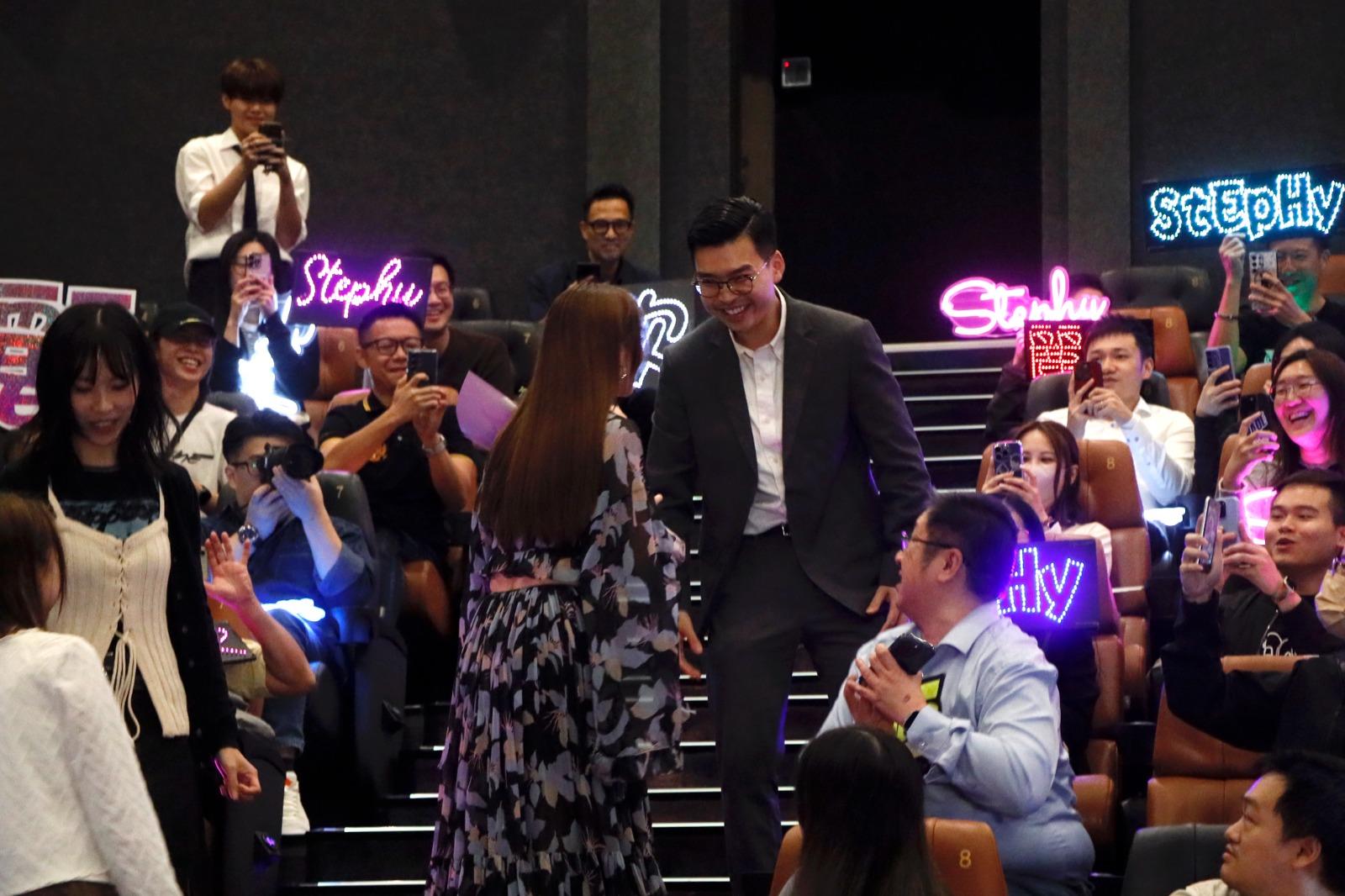 有男fans突然向Stephy送花。