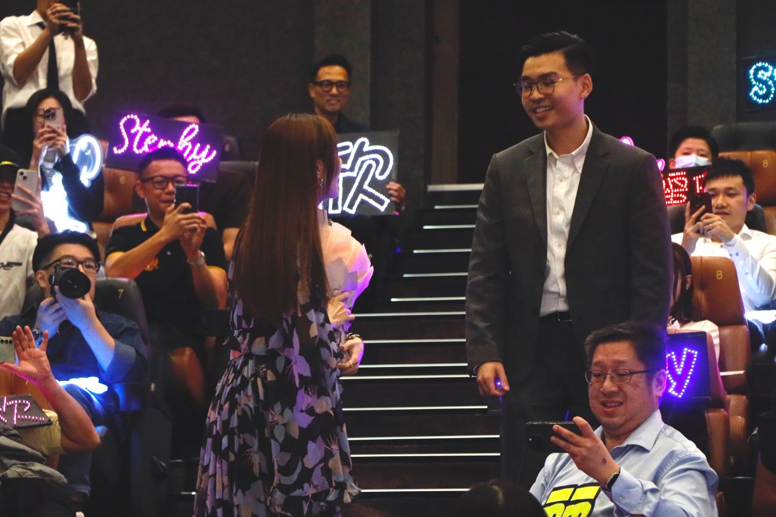 有男fans突然向Stephy送花。