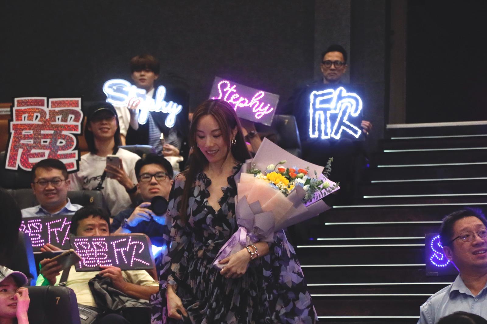 有男fans突然向Stephy送花。