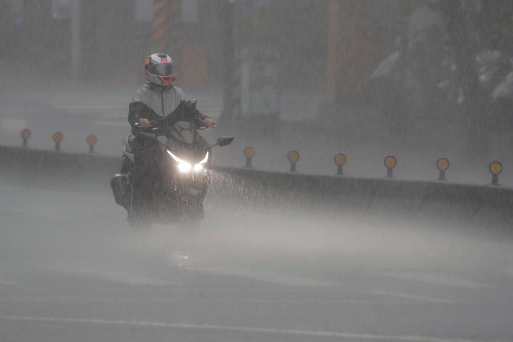 超強颱風「康妮」吹襲台灣。(美聯社)