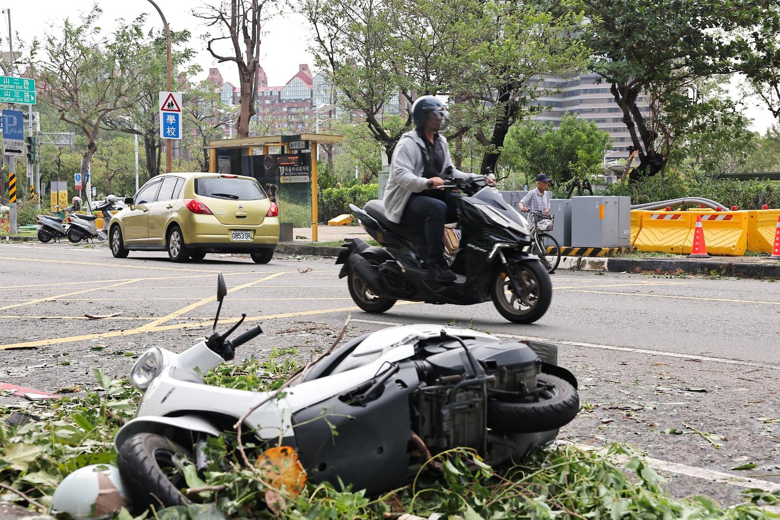 超強颱風「康妮」吹襲台灣。(路透社)