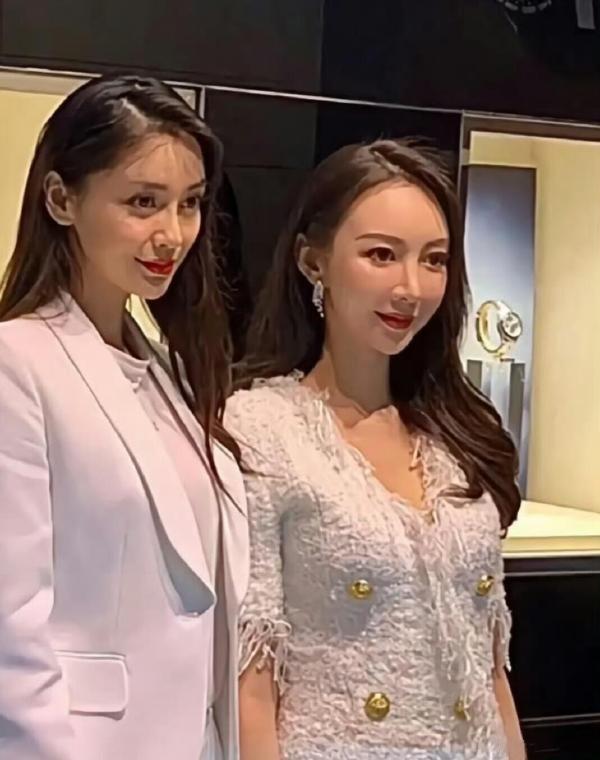 Angelababy與葉珂同場,網民稱不明白黃曉明為何不愛自然臉,卻選擇科技臉。