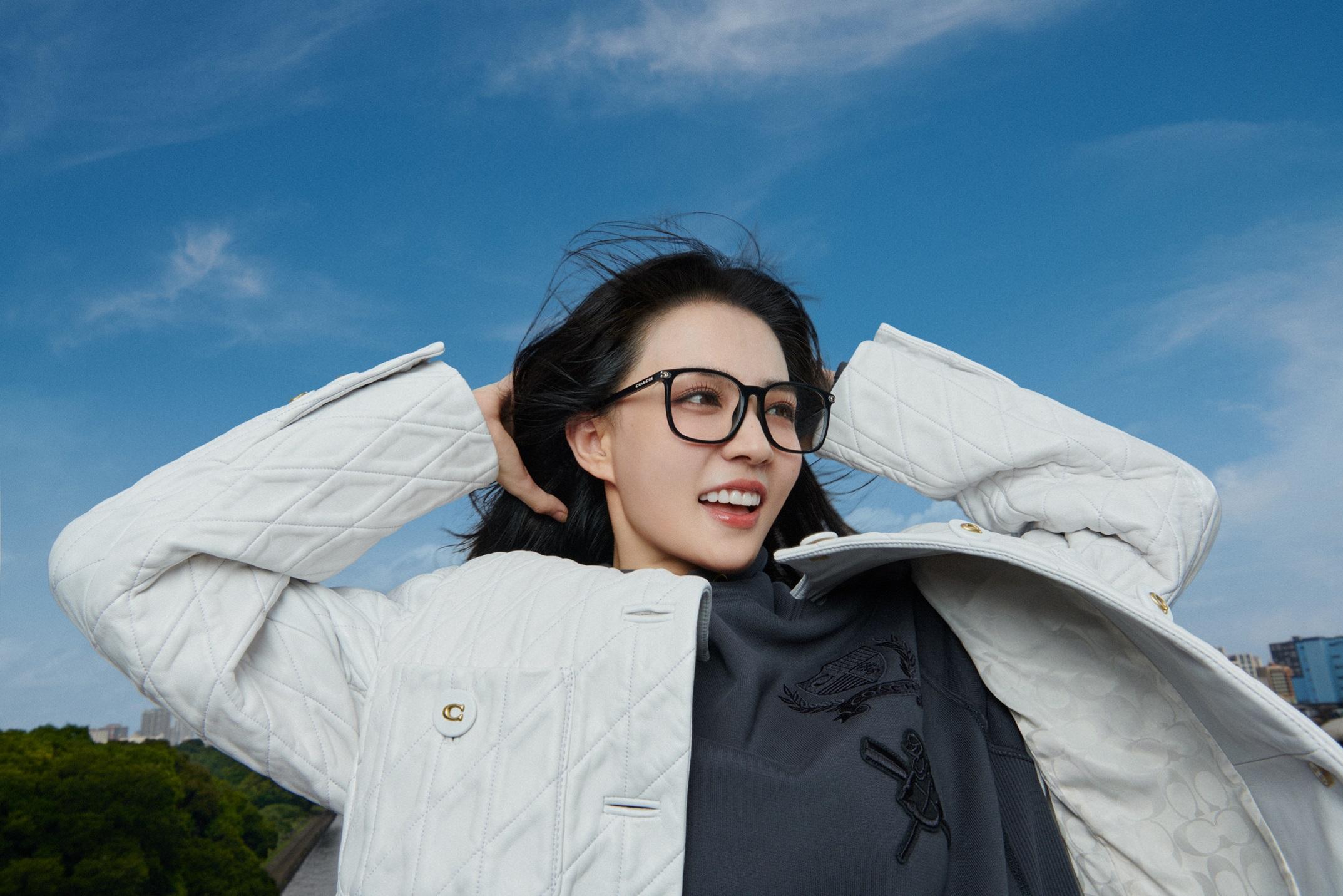 徐璐佩戴著Coach標誌性款式Beveled C系列。