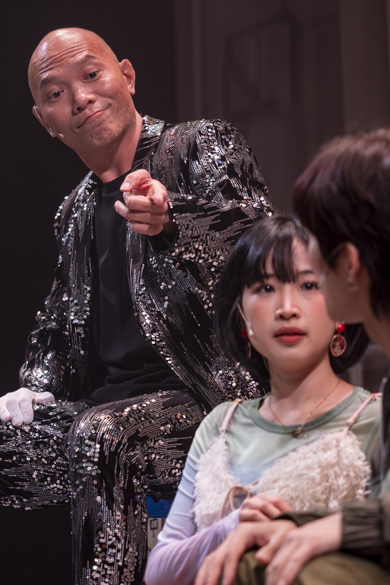 潘紹聰台上首次大開金口展歌喉。