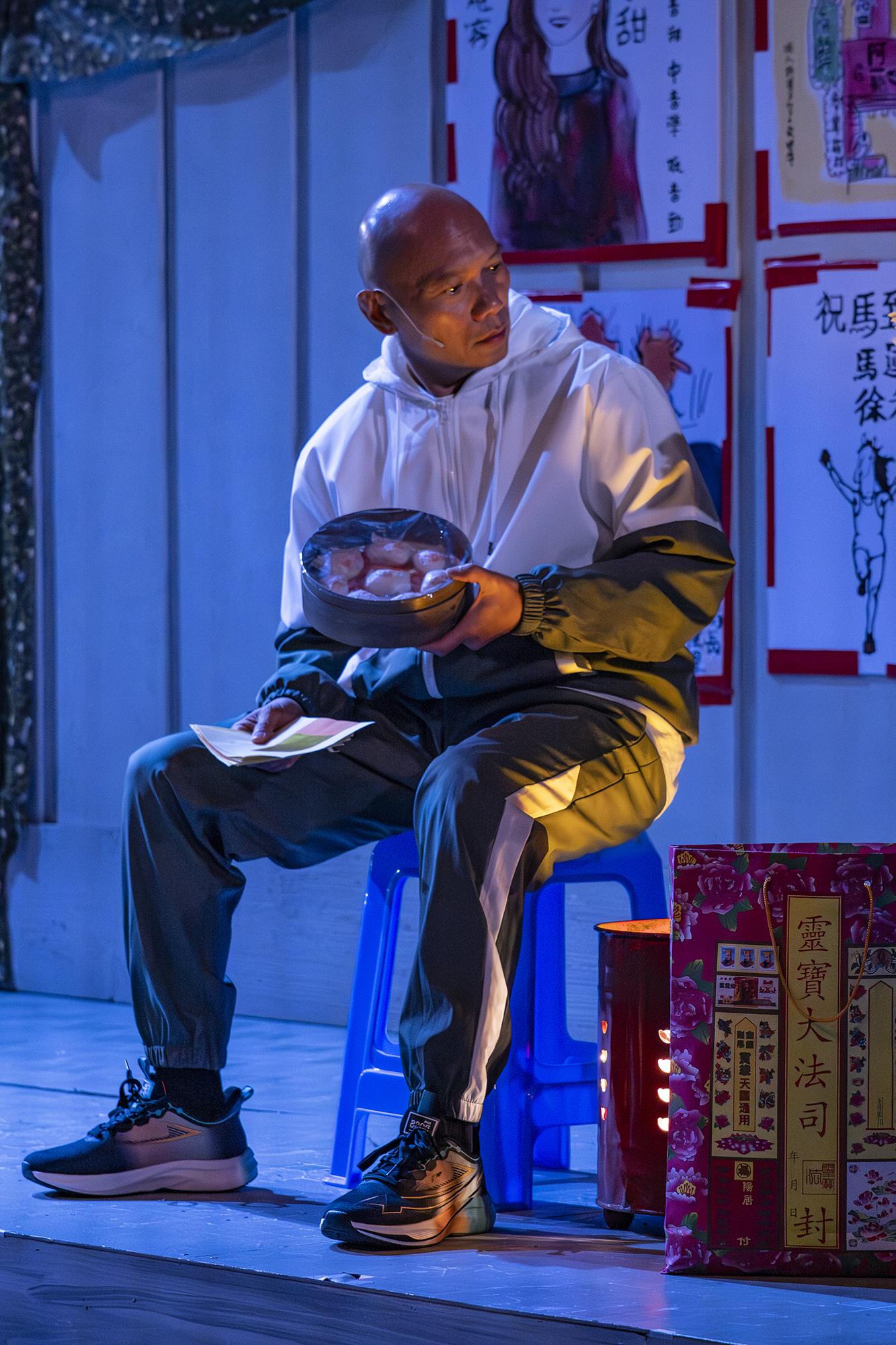 潘紹聰台上首次大開金口展歌喉。