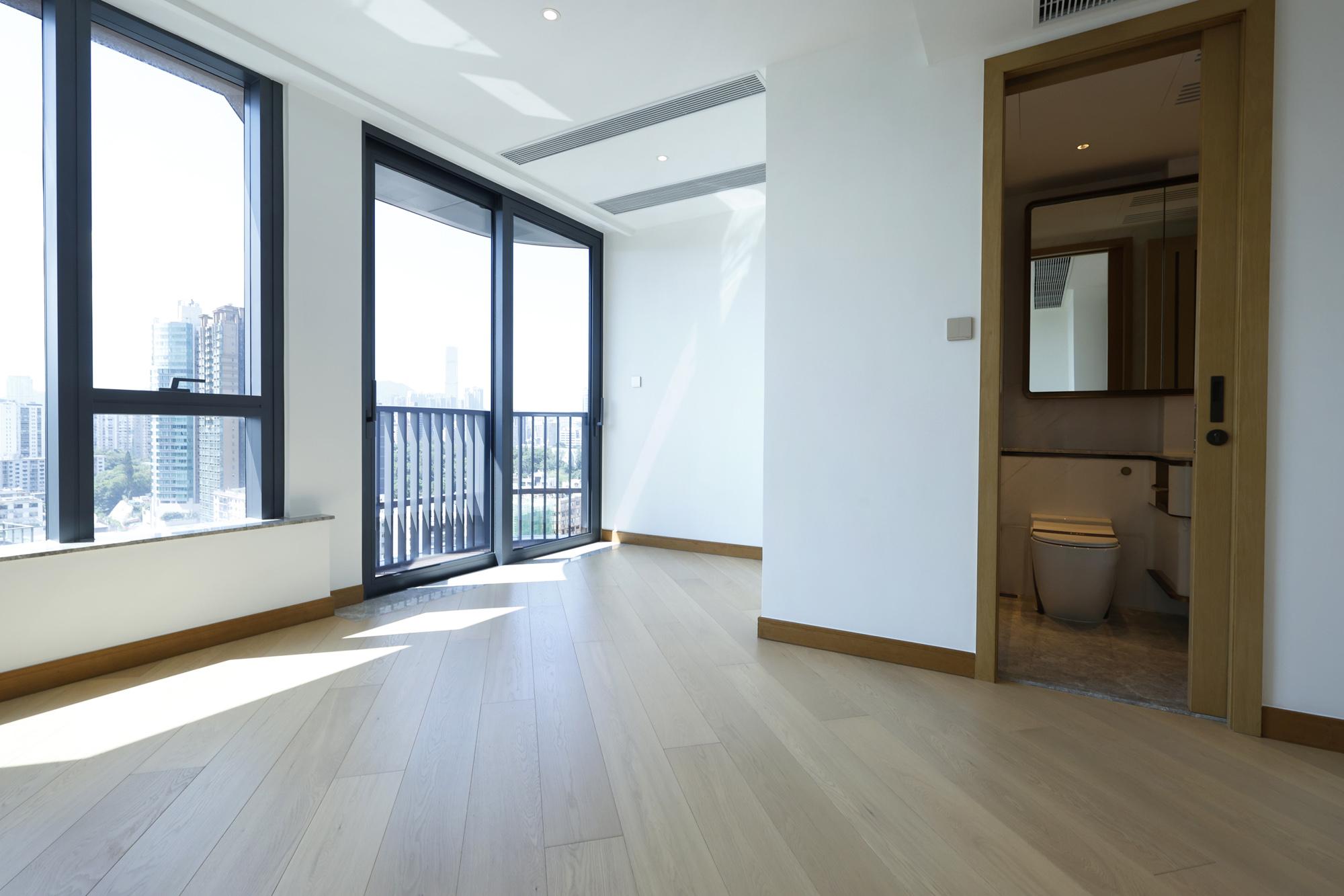 睡房2由原則H室2間客房打通而成,望何文田一帶樓景;房內套廁採雙門設計,另一出入口設於客廳,可同時作客廁使用。