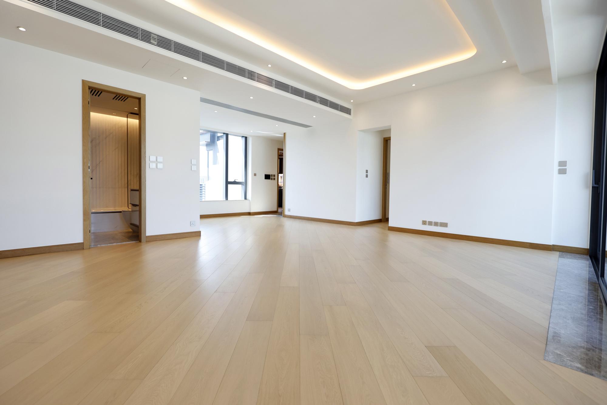 單位巨型客飯廳開則方正,客廳擺放7至8人大沙發後,仍然有足夠空間。