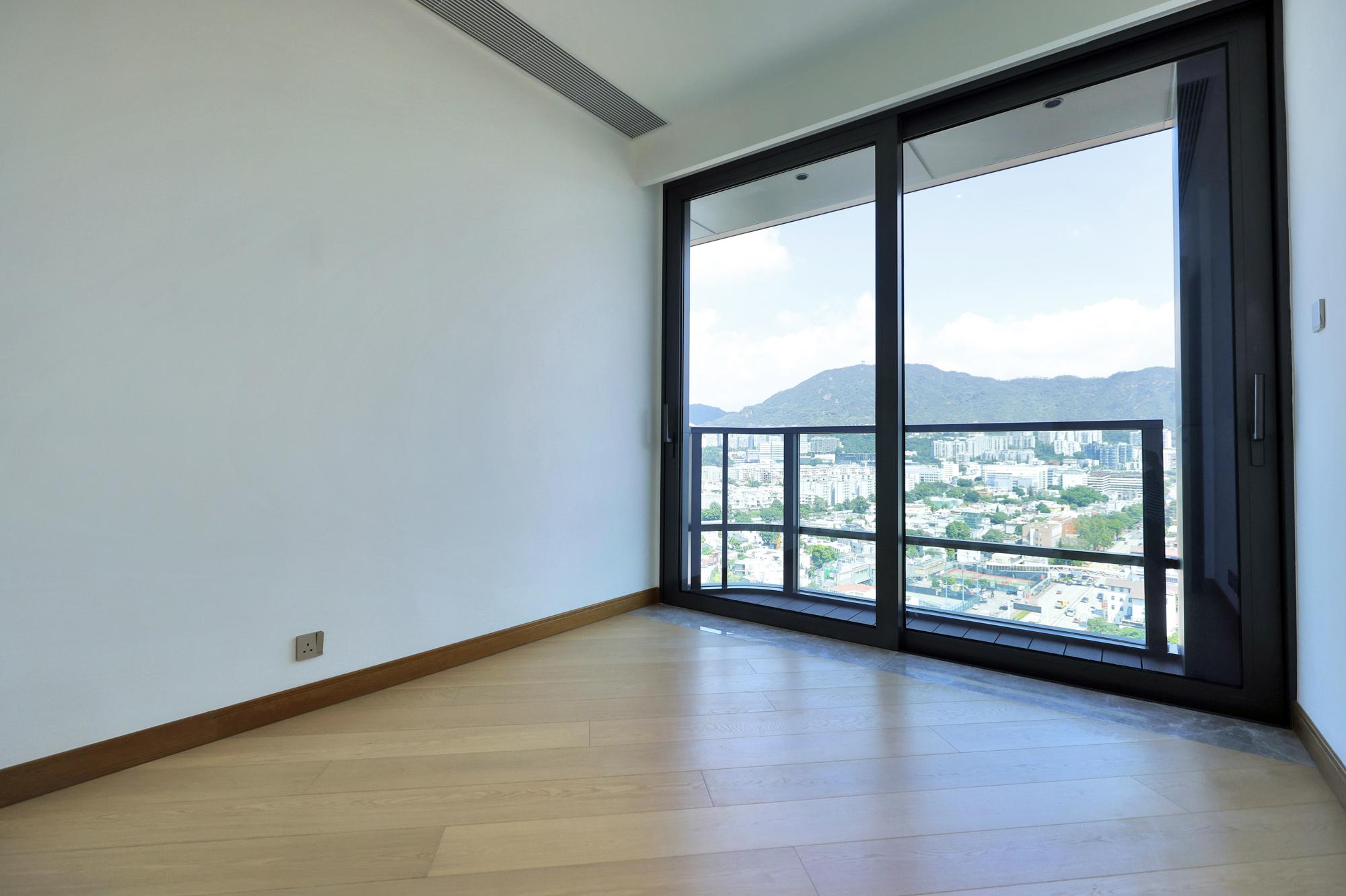 睡房為原則G室客廳,面積雖不及睡房2,惟與客廳同向,可外望九龍塘全景及獅子山景觀。