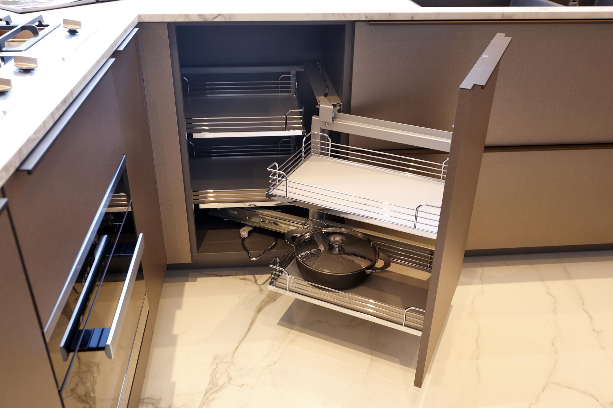 考慮到大家庭需要一定的儲物及收納空間,發展商亦貼心改造櫥櫃組合,如在轉角位安裝拉籃、嵌入式蒸焗爐及咖啡機旁的窄縫位置改裝成側拉式置物櫃等,盡用每吋空間。