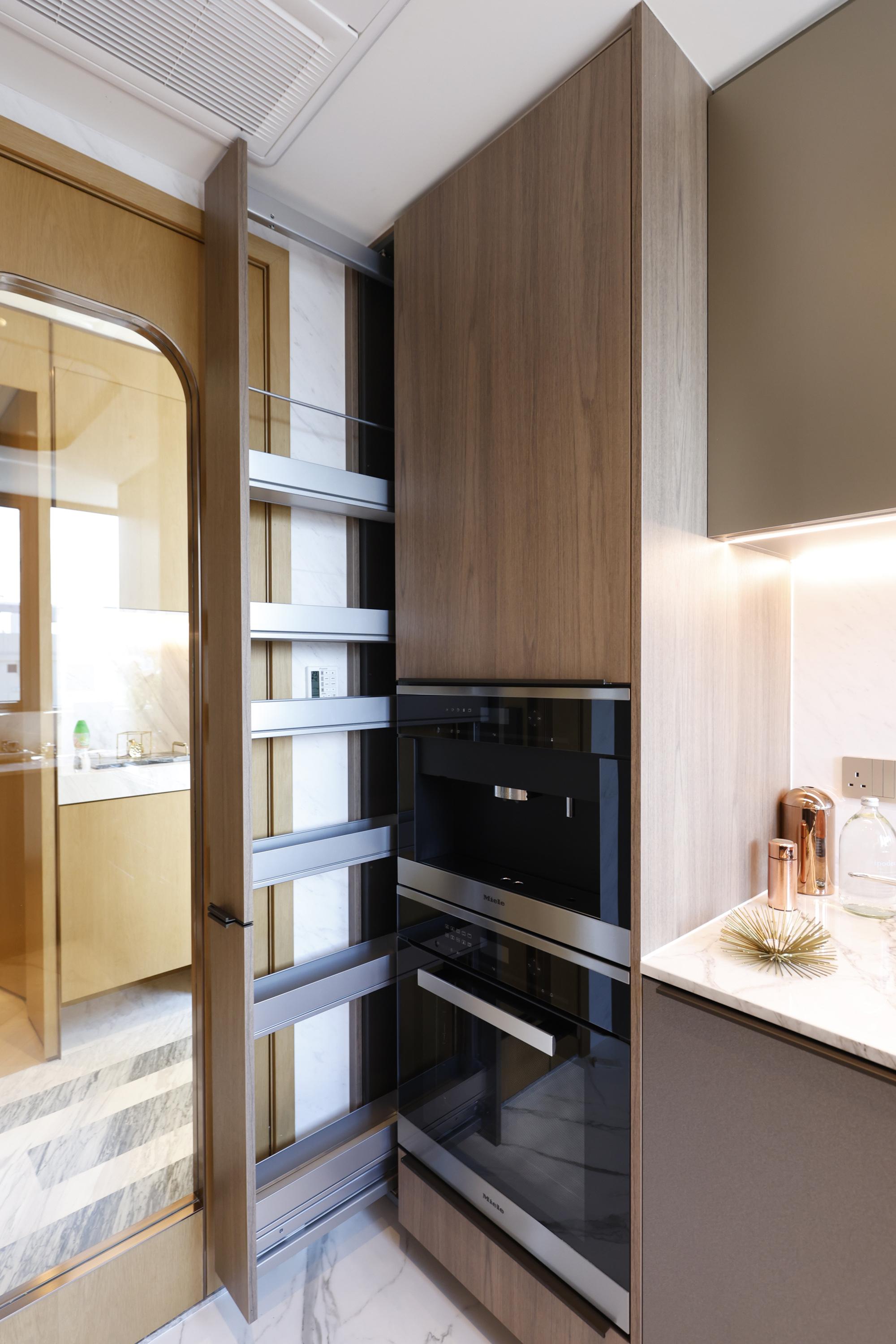 考慮到大家庭需要一定的儲物及收納空間,發展商亦貼心改造櫥櫃組合,如在轉角位安裝拉籃、嵌入式蒸焗爐及咖啡機旁的窄縫位置改裝成側拉式置物櫃等,盡用每吋空間。