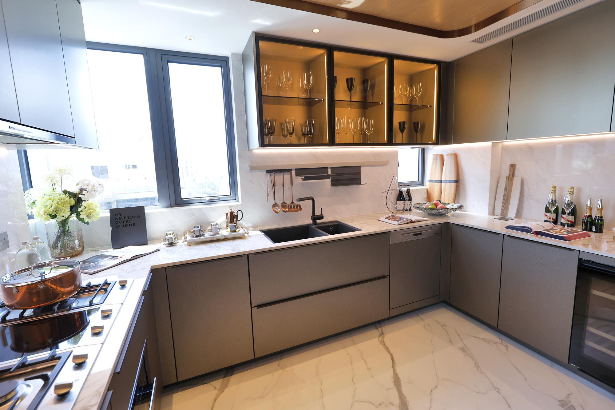 廚房交樓標準配備嵌入式多門雪櫃、明火煮食爐、嵌入式蒸焗爐、咖啡機、洗碗碟機及酒櫃等。