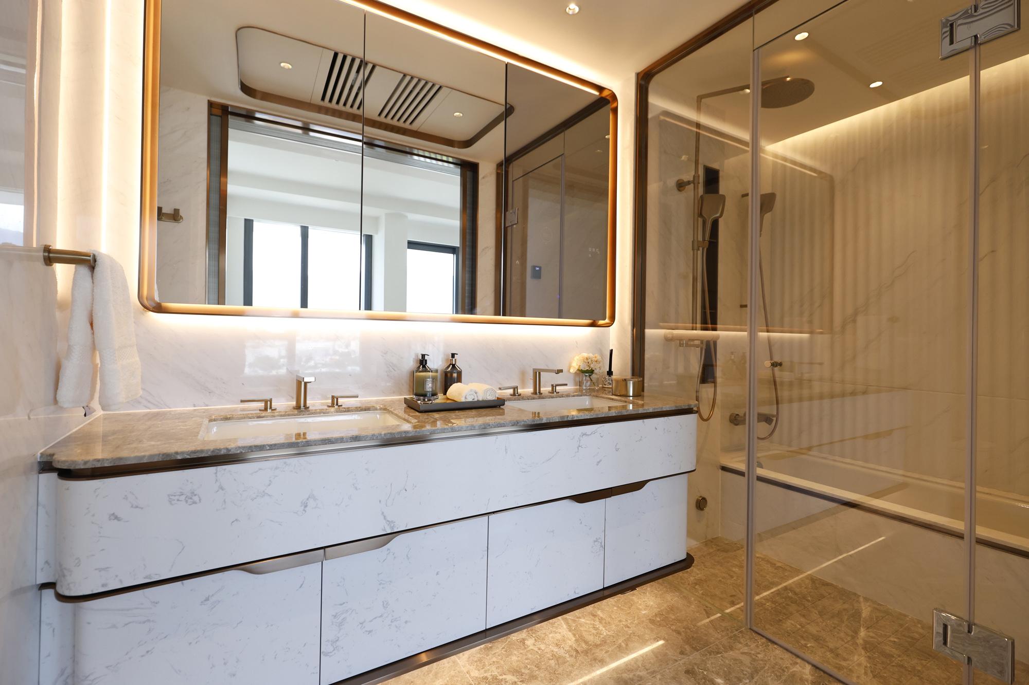 主人浴室改動G室原則的儲物室擴大而成,雙水龍頭配以白色雲石牆身設計,盡顯時尚氣派。