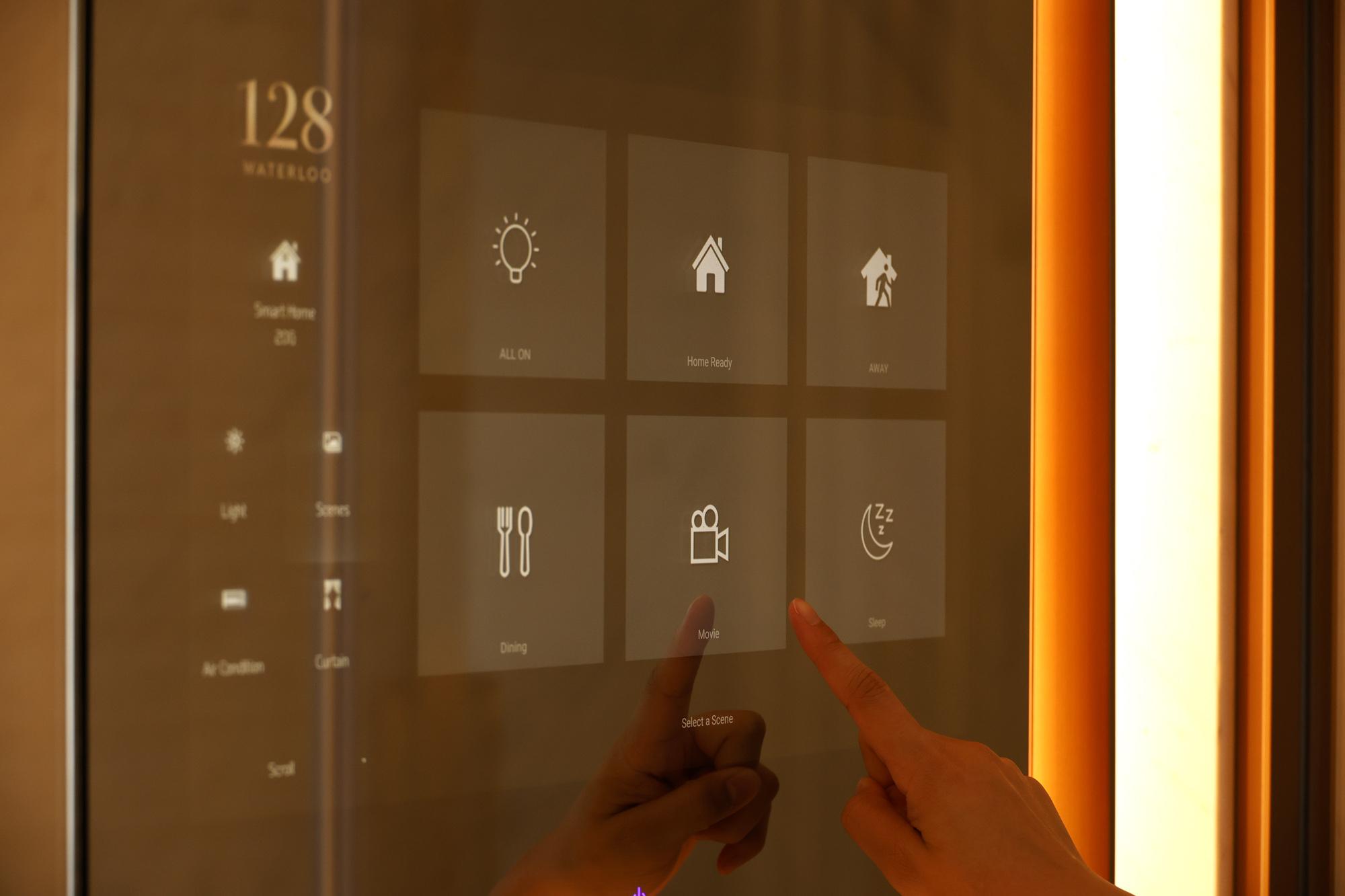 4房戶主人浴室亦特設智能鏡,同樣能夠控制單位內的燈光、冷氣及窗簾等,亦能接收即時資訊及享受影音娛樂。