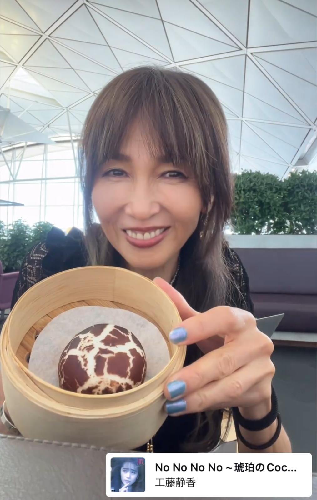 工藤靜香啟程返日,在香港機場食點心。