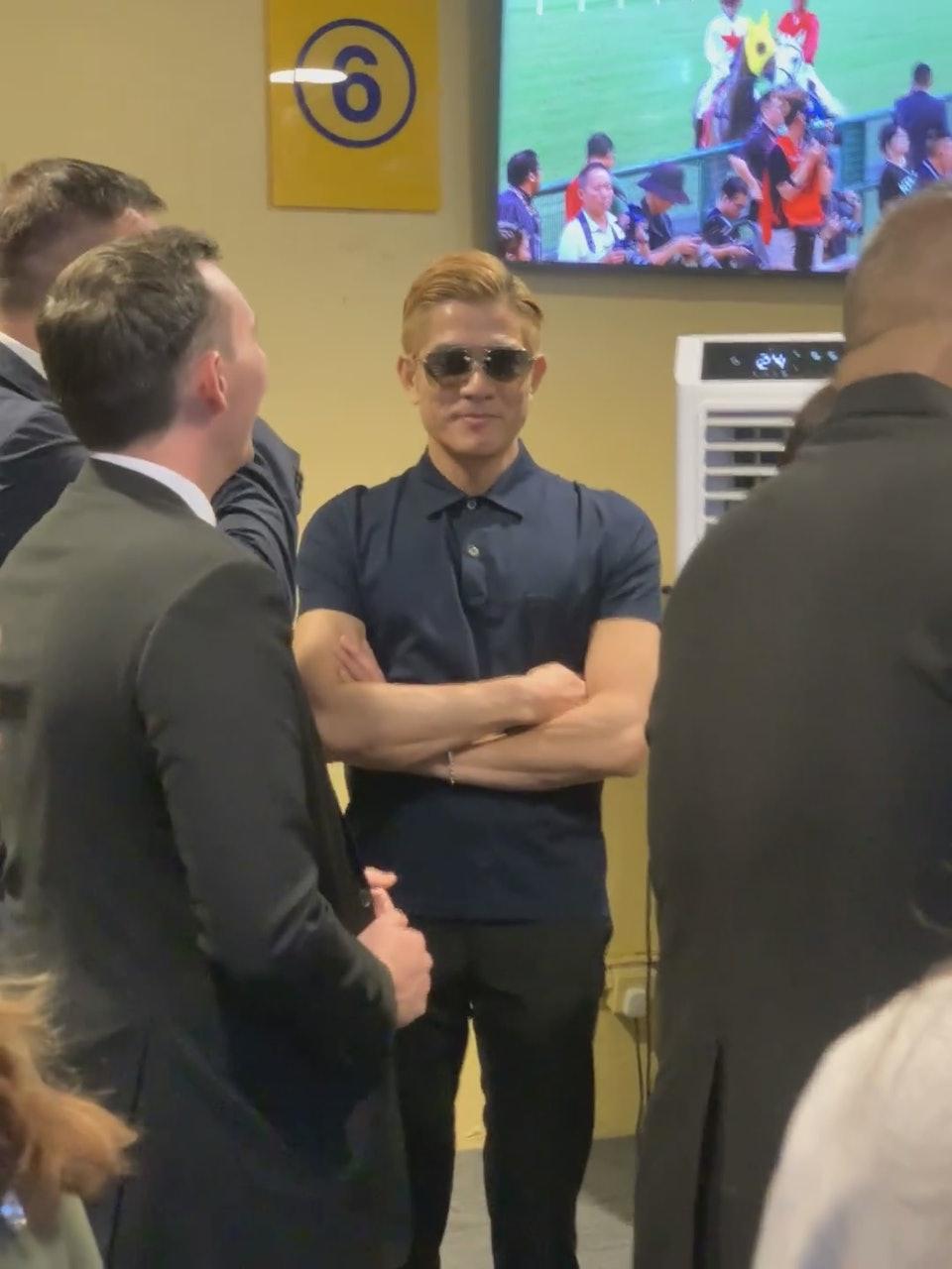 郭富城入馬場支持愛駒「舞林密碼」出賽。