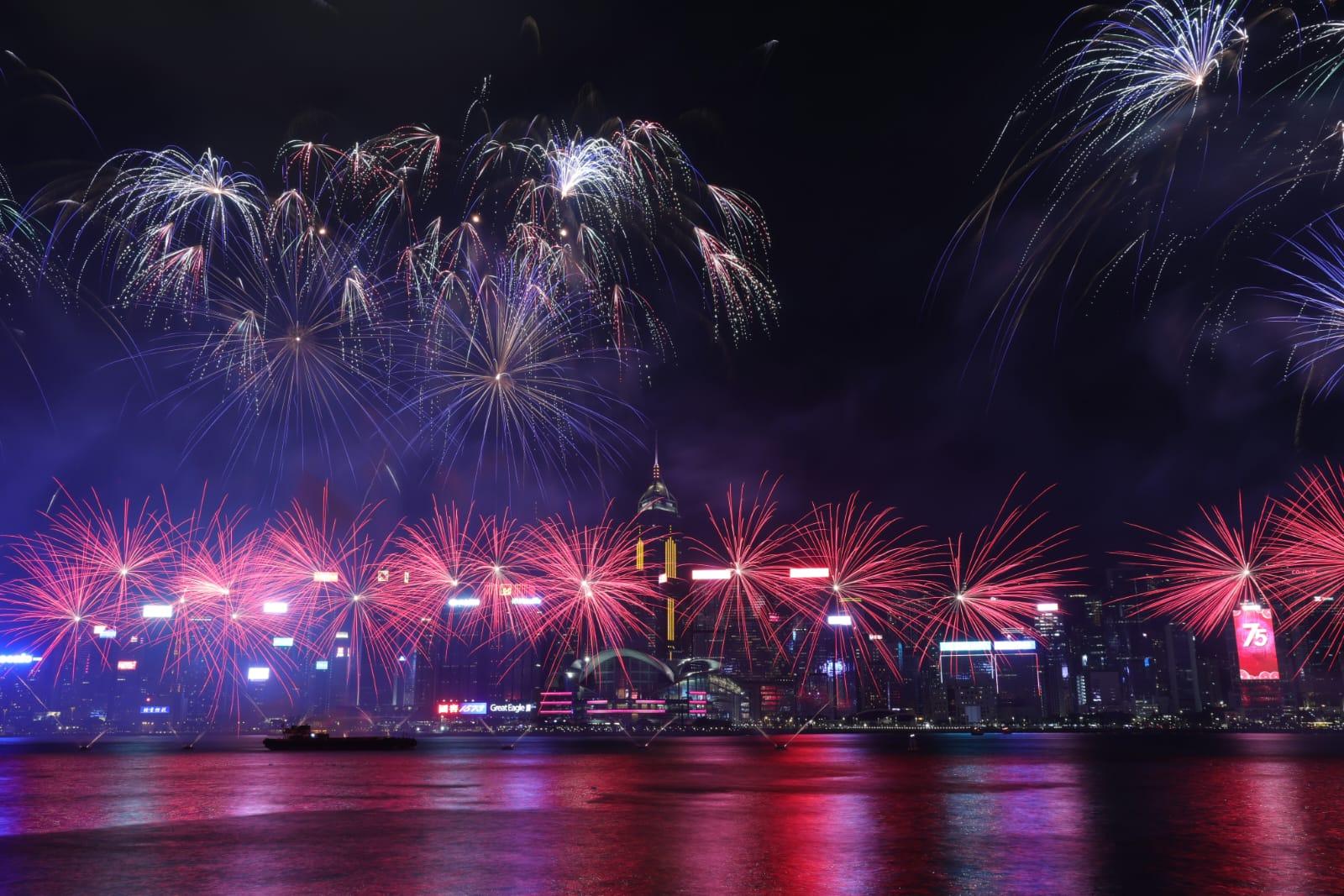 煙花匯演晚上上演。(吳康琦攝)