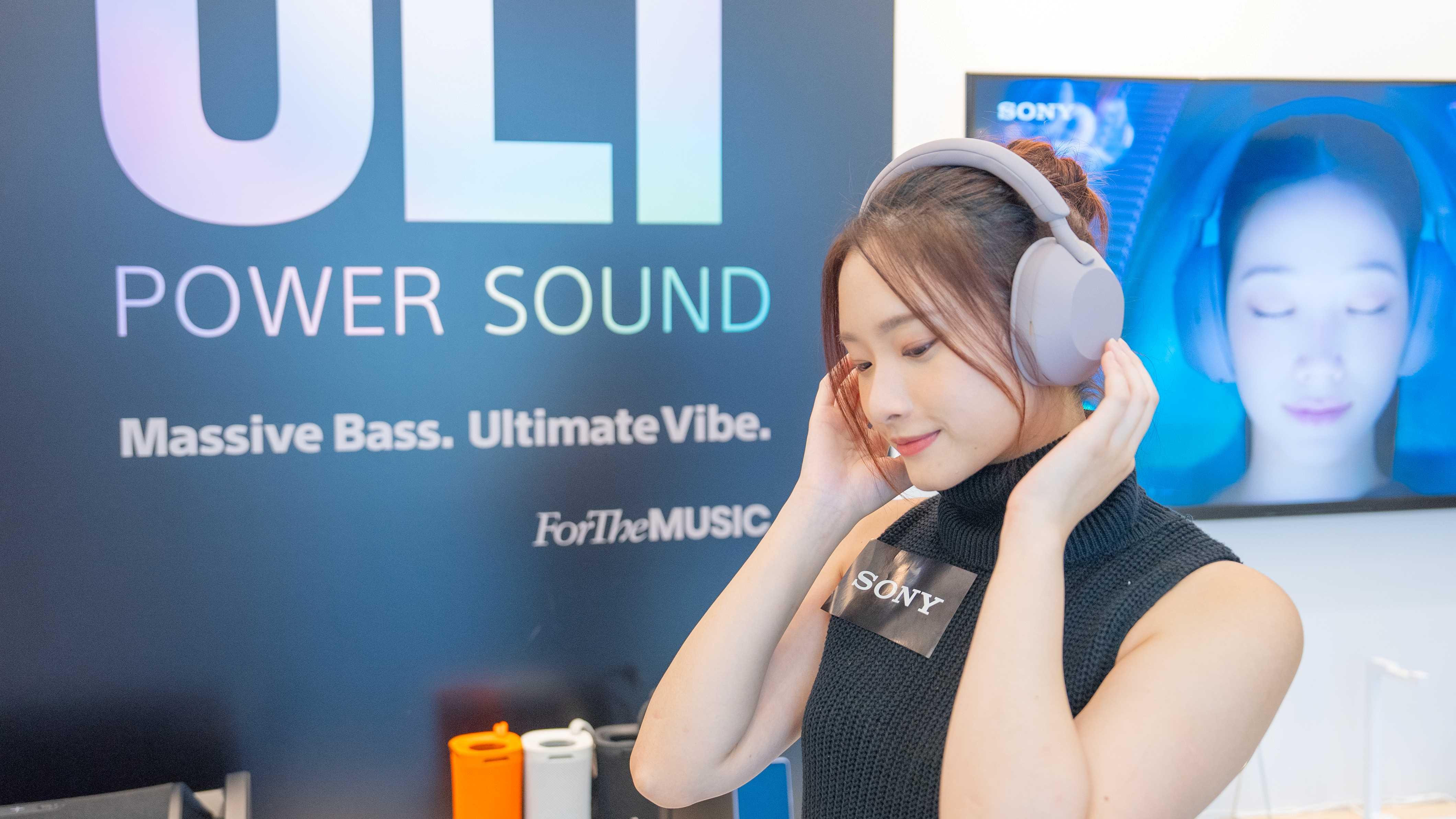 新色Smoky Pink柔和而精緻,擁有霧面啞光質感以提升個人風格。這顏色與LE SSERAFIM的美學完美契合,亦與Sony 最新「For The Music」活動互相呼應。