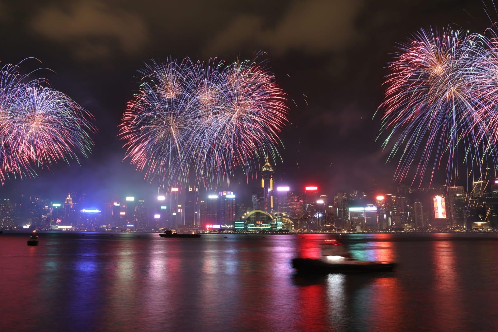 煙花匯演晚上上演。(吳康琦攝)