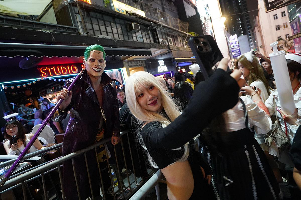 萬聖節前夕,大批市民悉心「扮鬼扮馬」到蘭桂坊慶祝狂歡。