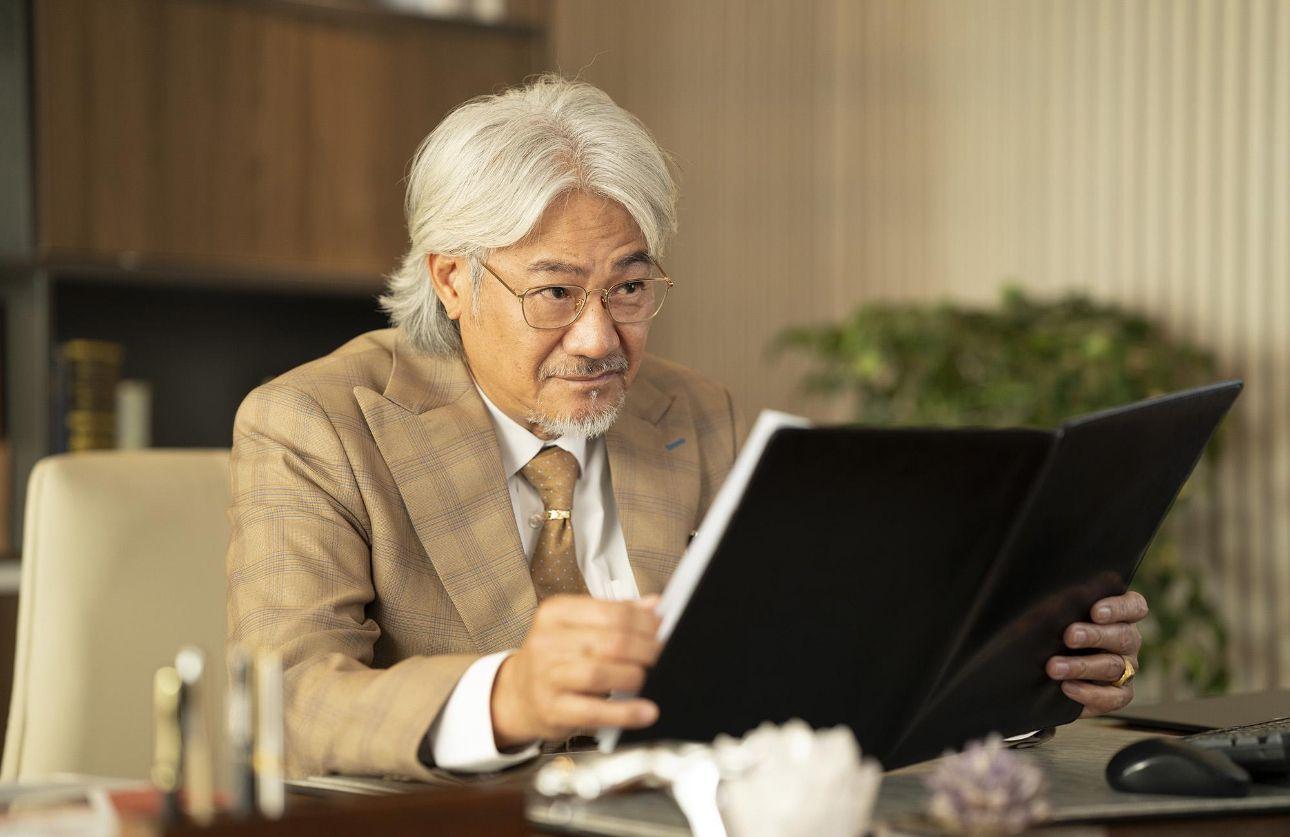 尹揚明重返TVB,在《黑色月光》中飾演蔣哲賢。