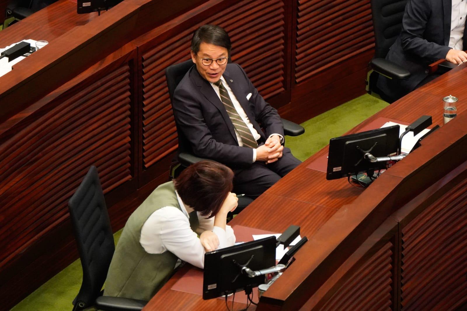 施政報告2024|張宇人不敵睡意 行會成員亦失焦閉目養神|Ray Online(吳康琦攝)