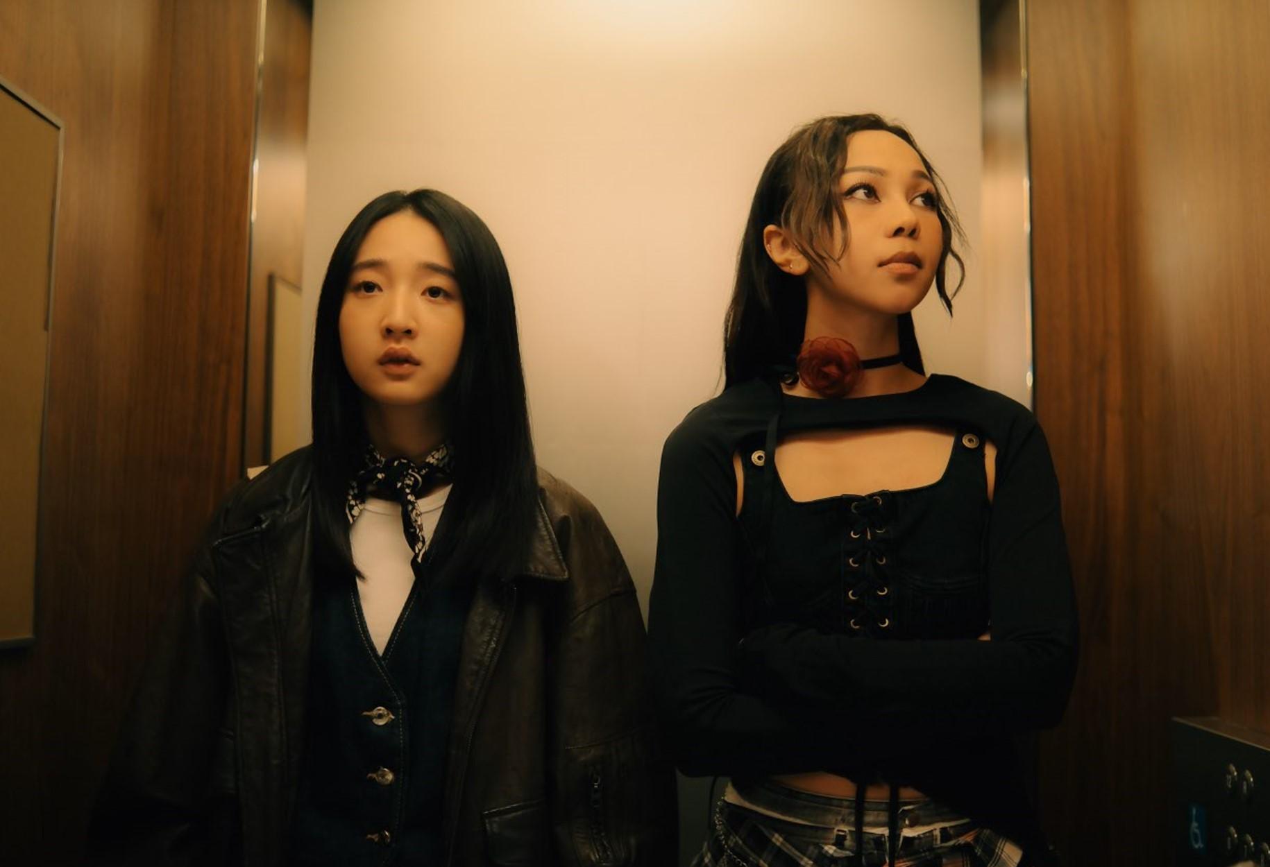 李沐在這次MV驚喜登場,與AGA在古董升降機相遇。