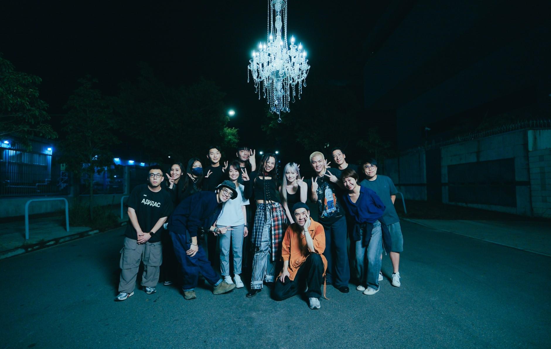 AGA在新歌MV中前所未有地幻變出十個不同造型,遊蕩於陌生之城。