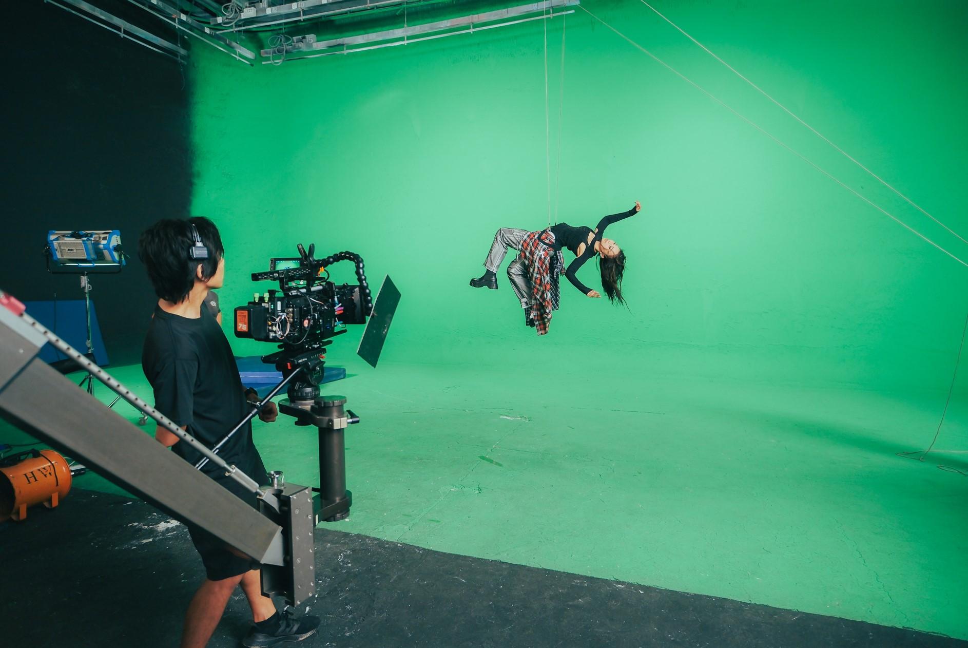 AGA為這次MV拍攝下足苦功,更首次吊威也接近兩小時之久。