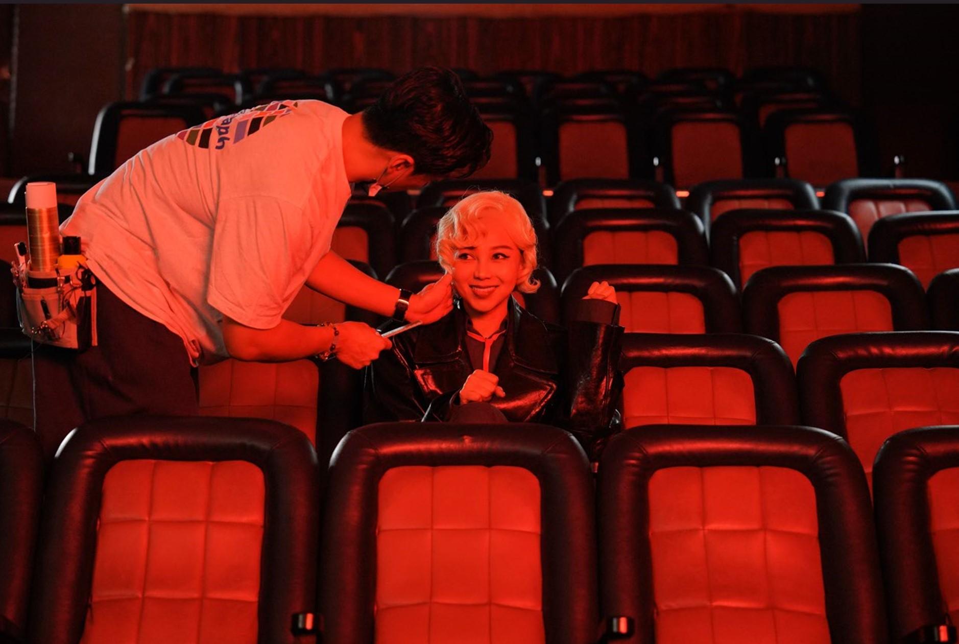 AGA置身台南全美戲院拍攝。