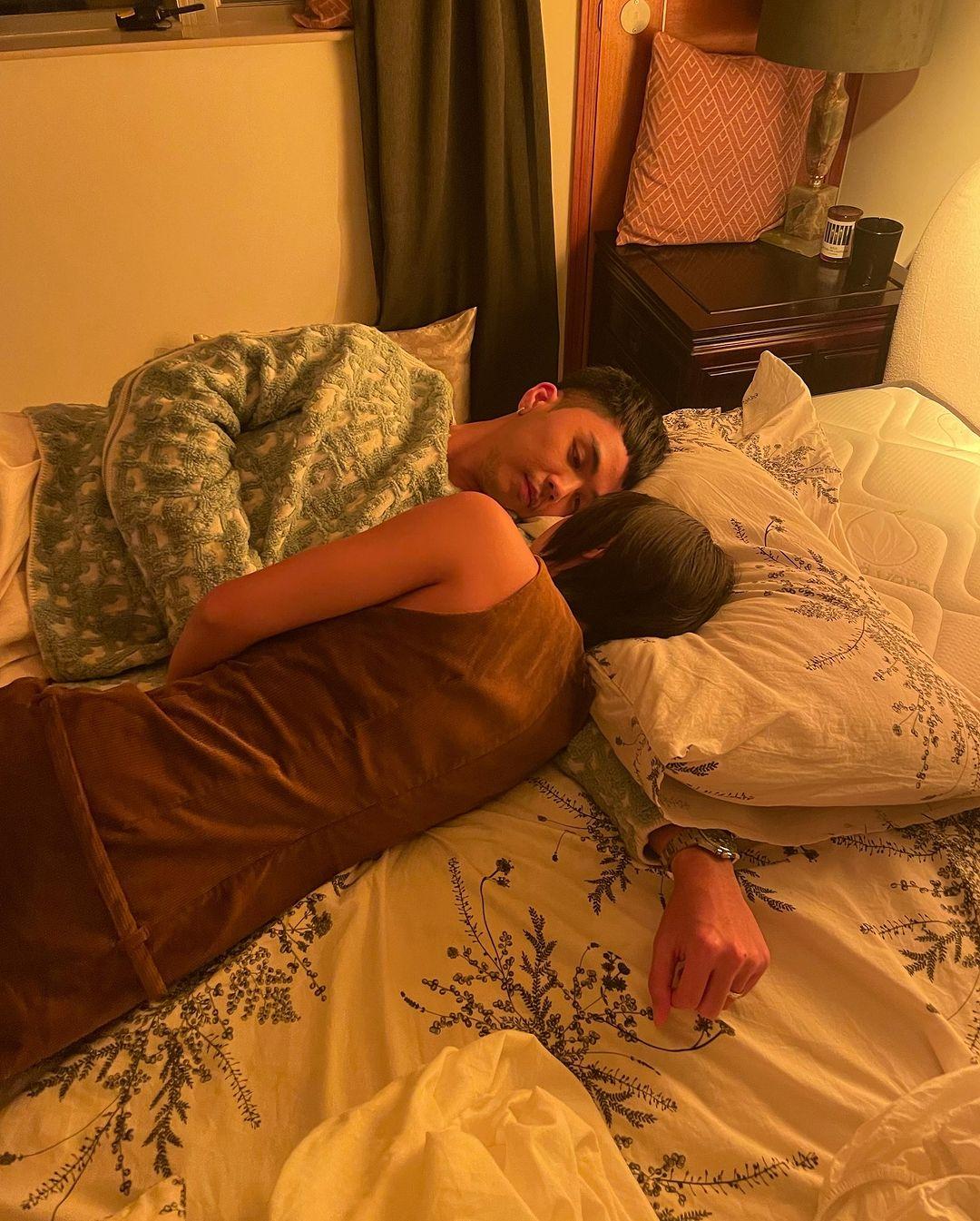 伍富橋今日自貼「床照」贈興。