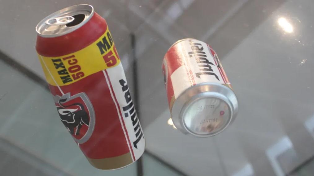 藝術品「我們共度的所有美好時光」放在透明展示架上。(互聯網)