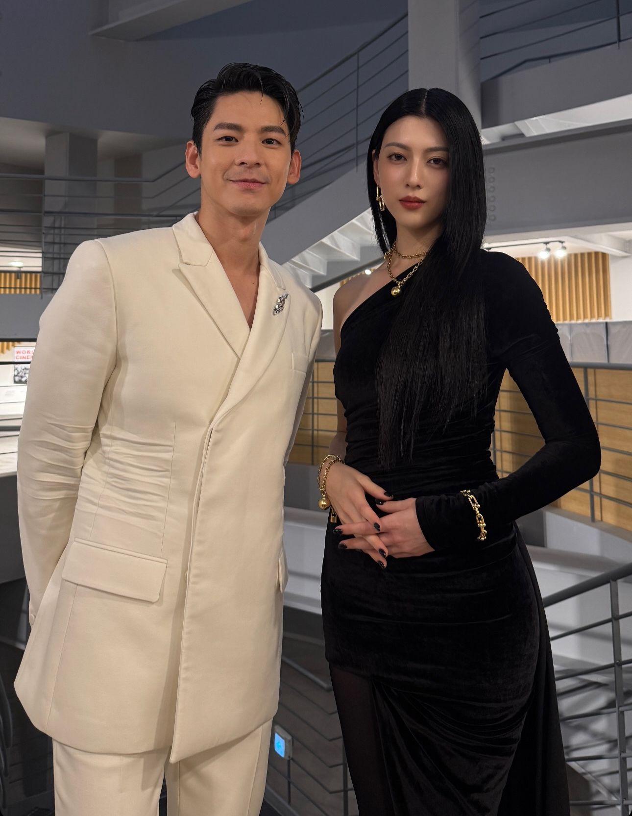 林柏宏跟三吉彩花合照。