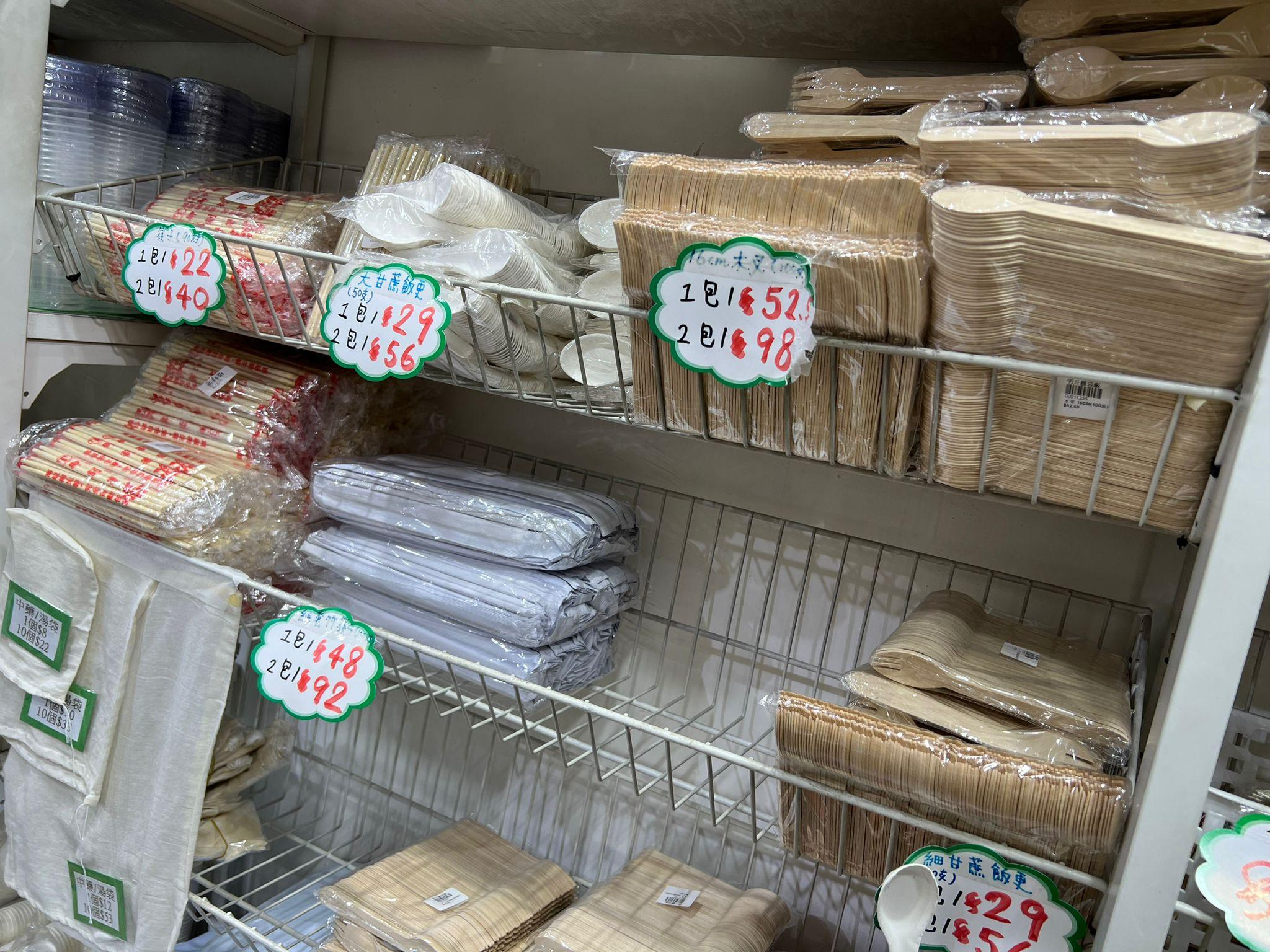 有售買塑膠餐具的店舖減價促銷。(李景玉攝)