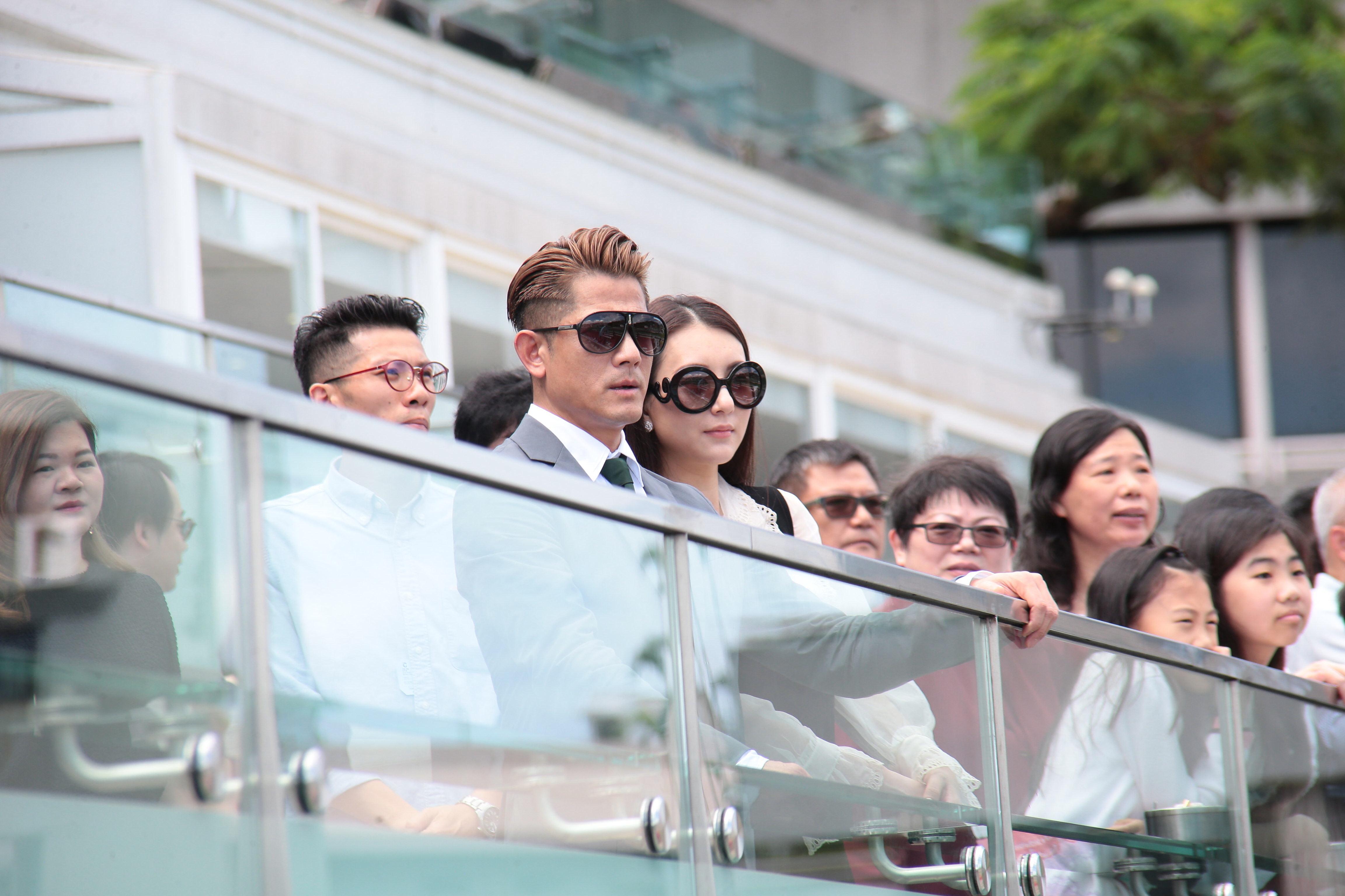 郭富城入馬場支持愛駒「舞林密碼」出賽。