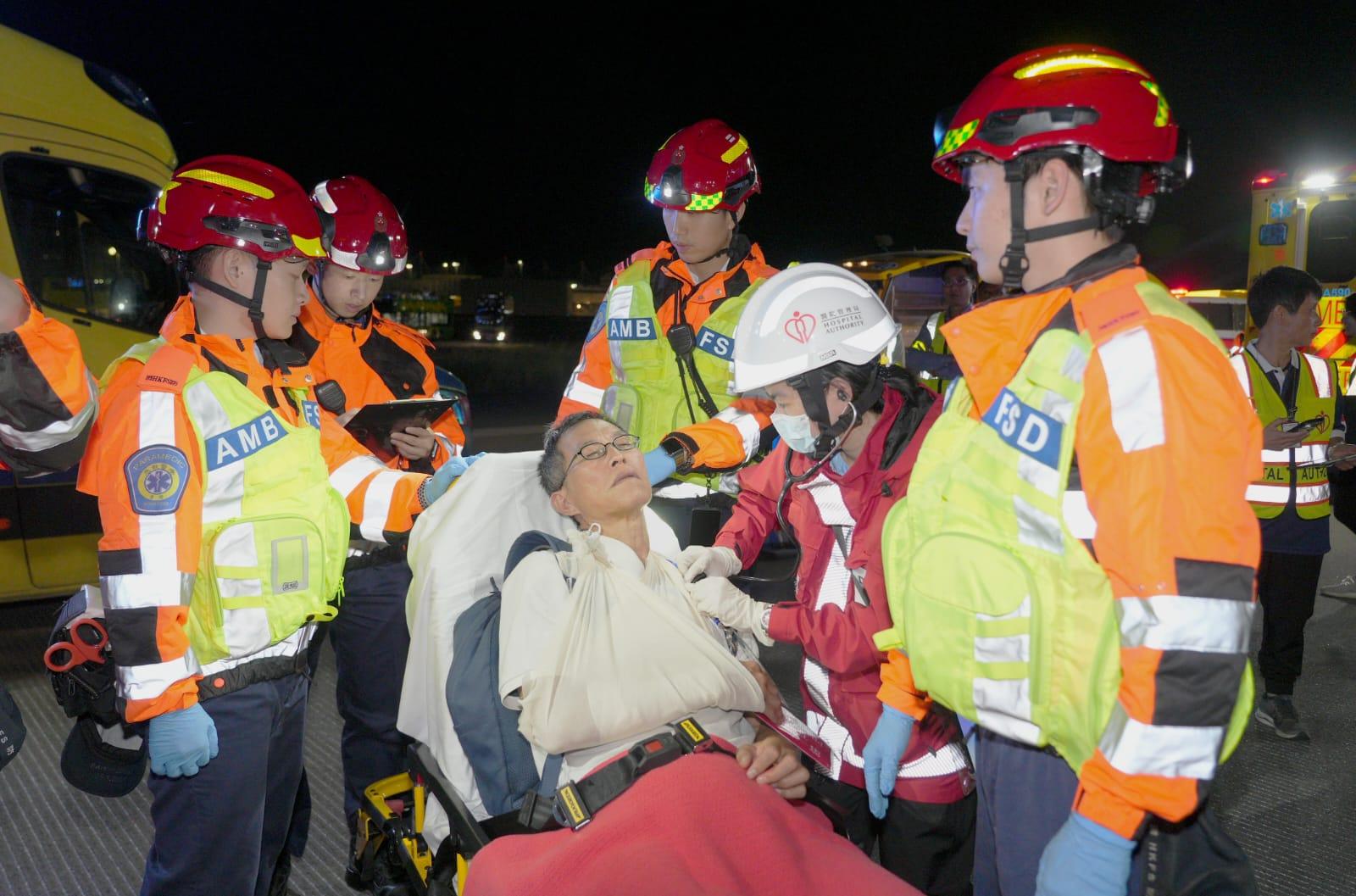 機場三條跑道計劃本年底前將全面投入運作,政府多個部門聯同公立醫院等機構超過1000名人員,首次在重新配置的中跑道,進行飛機事故及救援演習。