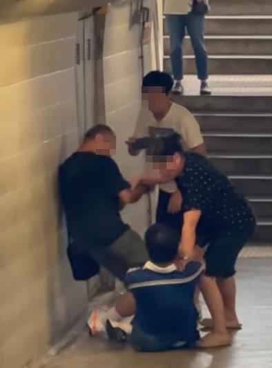 社交平台流傳一段疑與事件有關的爭執影片,事發地點為德大徑附近行人隧道,一名穿藍衫的男攝影師被黑衫男子壓倒在地拉扯(荃灣 大窩口邨 葵涌邨FB)
