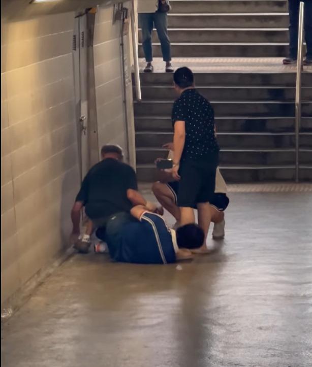 社交平台流傳一段疑與事件有關的爭執影片,事發地點為德大徑附近行人隧道,一名穿藍衫的男攝影師被黑衫男子壓倒在地拉扯(荃灣 大窩口邨 葵涌邨FB)