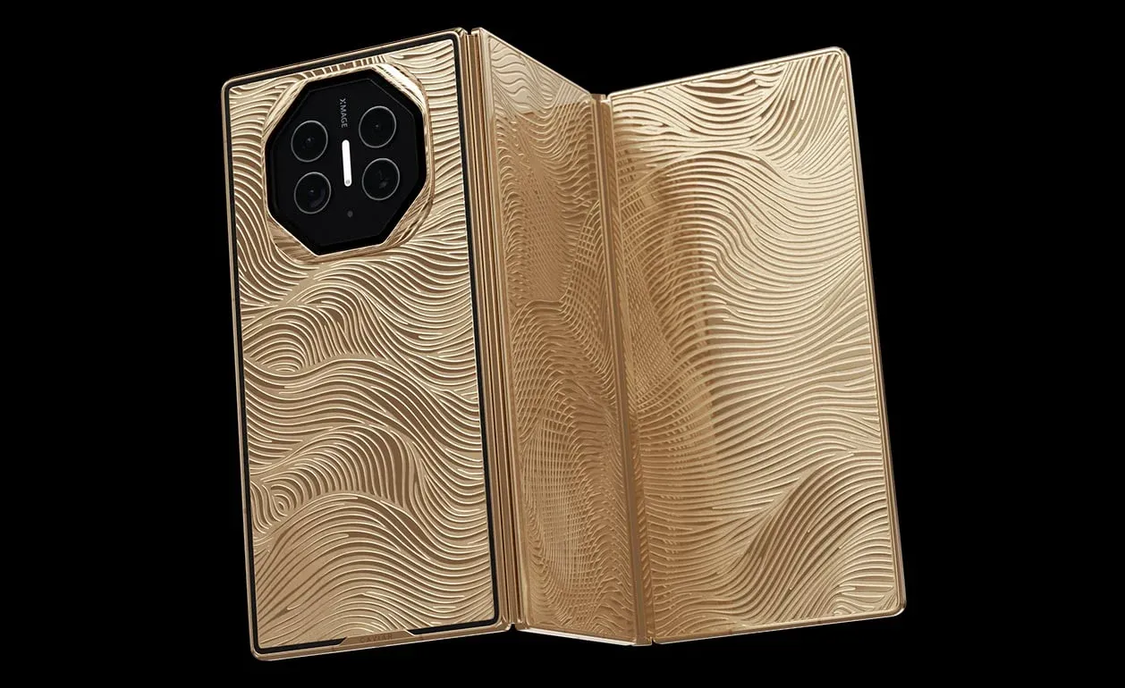 由 Caviar 定制的 Gold Dragon 版本 Mate XT,使用 24K 黃金和雙電鍍技術,裝飾圖案靈感來自於龍泉古劍的鍛造技術,這項工藝已有超過三千年歷史,精緻的設計與 Mate XT 的標誌性鏡頭框架相呼應。