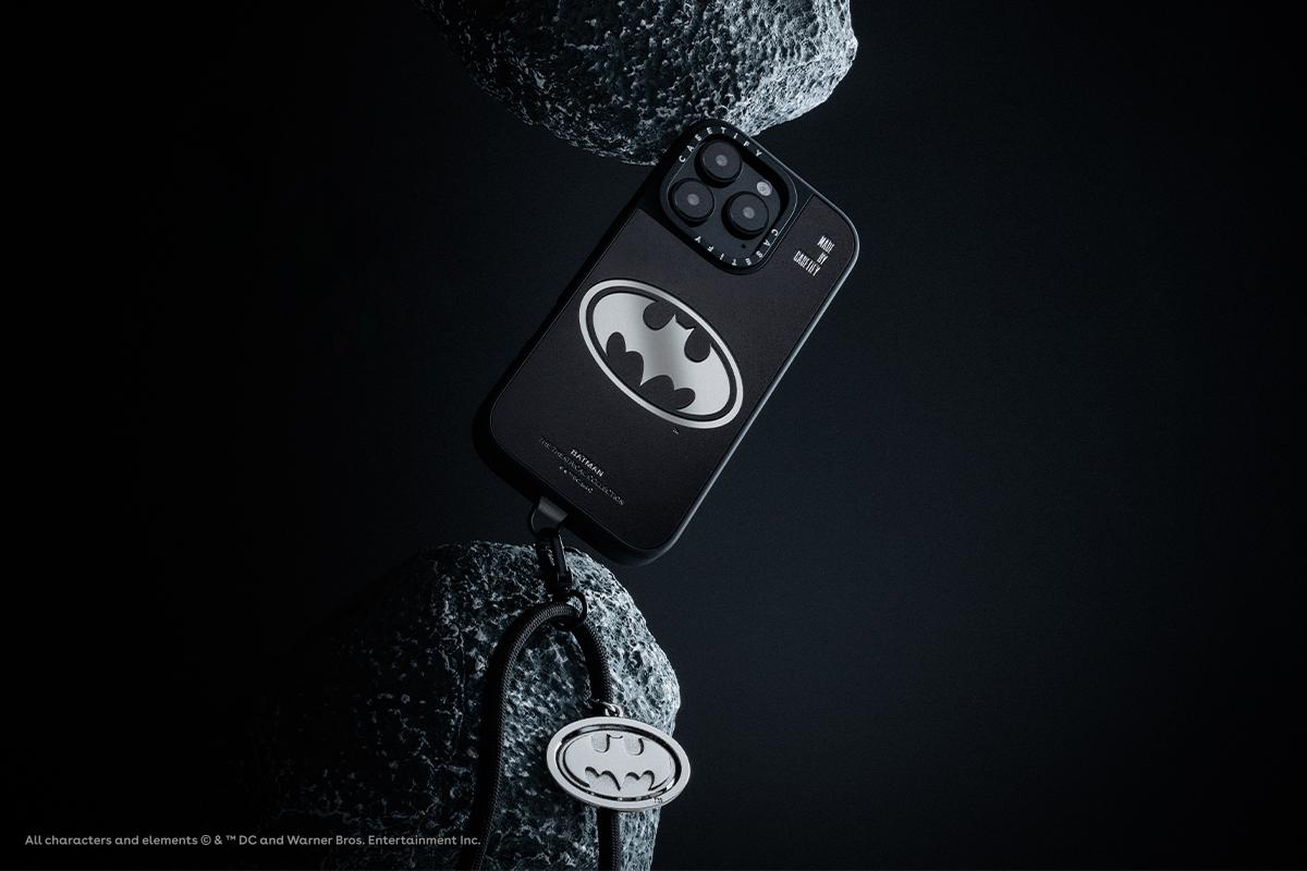 CASETiFY Batman 1989 Logo單肩背帶備有獨特的蝙蝠標誌配飾。