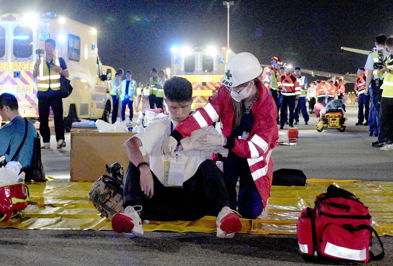 機場三條跑道計劃本年底前將全面投入運作,政府多個部門聯同公立醫院等機構超過1000名人員,首次在重新配置的中跑道,進行飛機事故及救援演習。