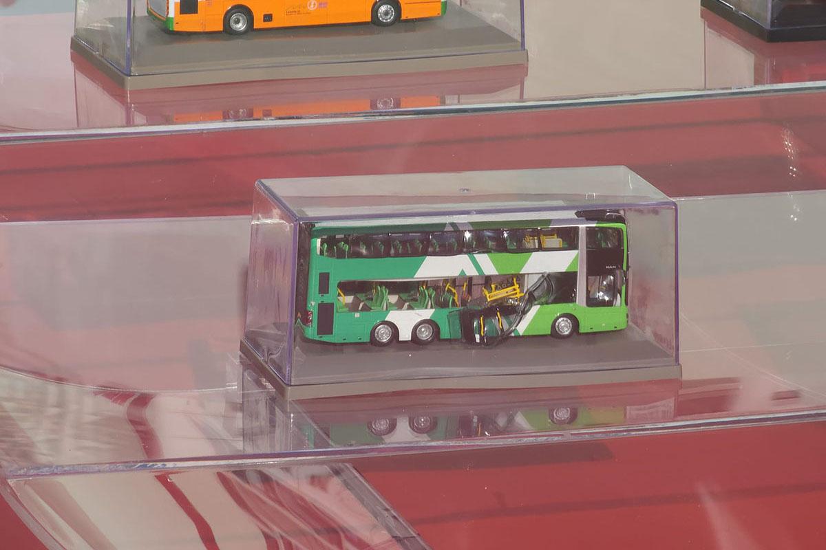 有展出的巴士模型不敵高溫導致變形。(網民Rheneas Choi@FB群組「巴士迷俱樂部」)