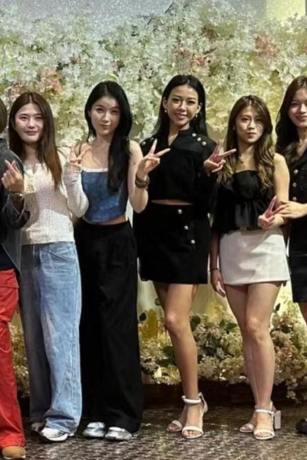 吳芷靖與梁嘉莹的距離收窄,未知是否大會攝影師要求梁嘉莹企近些。