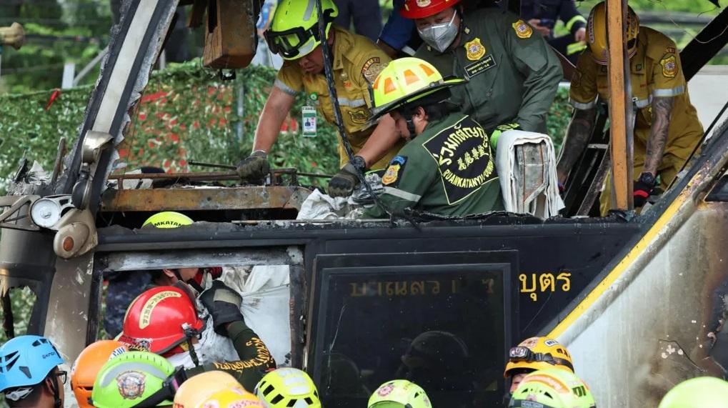 消防員從校巴移走遺體。(資料圖片)