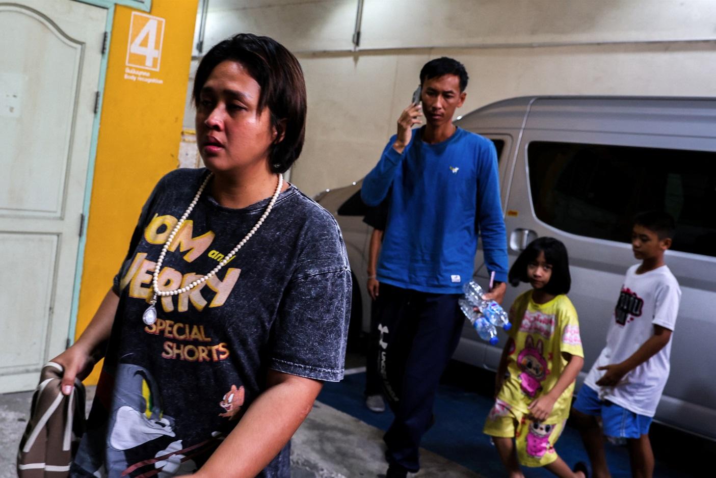 家屬周三抵達曼谷,協助辨認遺體。(路透社)