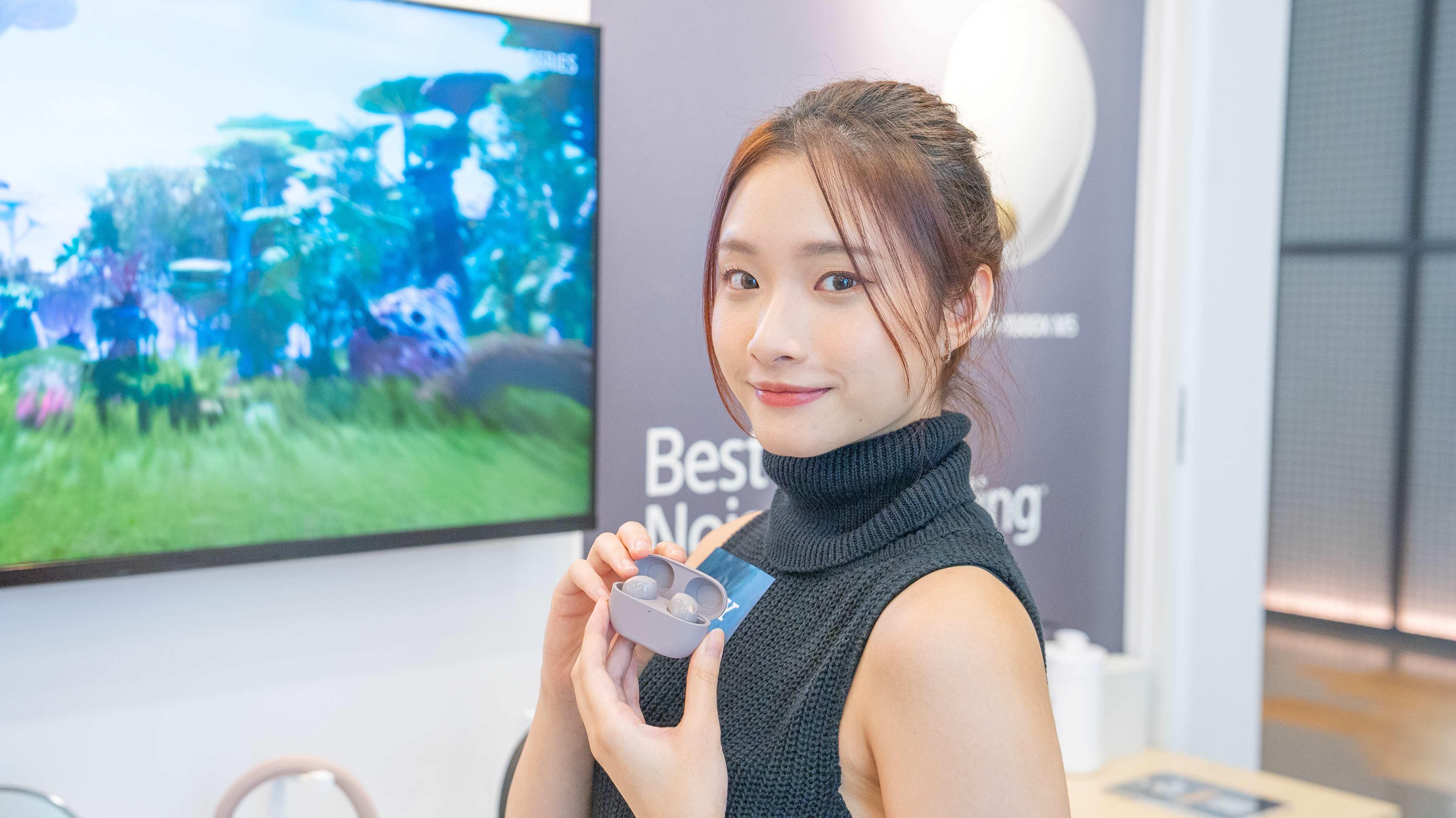 新色Smoky Pink柔和而精緻,擁有霧面啞光質感以提升個人風格。這顏色與LE SSERAFIM的美學完美契合,亦與Sony 最新「For The Music」活動互相呼應。