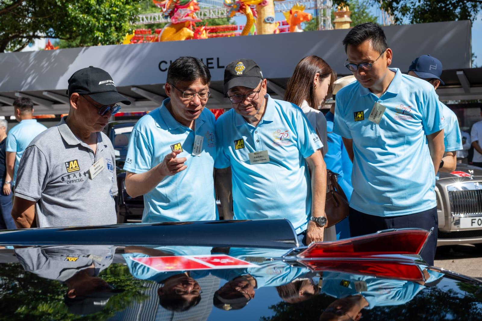 林世雄(左二)指活動別具象徵意義。(陳奕釗攝)