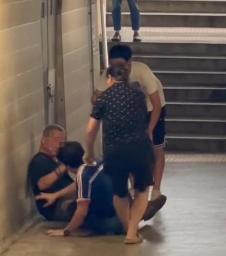 社交平台流傳一段疑與事件有關的爭執影片,事發地點為德大徑附近行人隧道,一名穿藍衫的男攝影師被黑衫男子壓倒在地拉扯(荃灣 大窩口邨 葵涌邨FB)