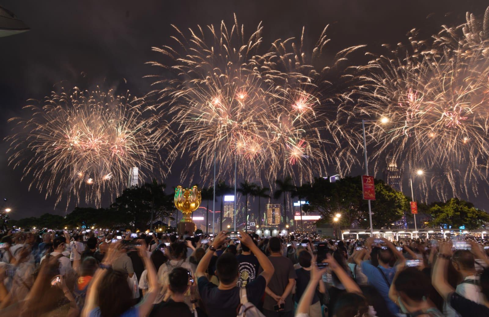 煙花匯演晚上上演。(蘇文傑攝)